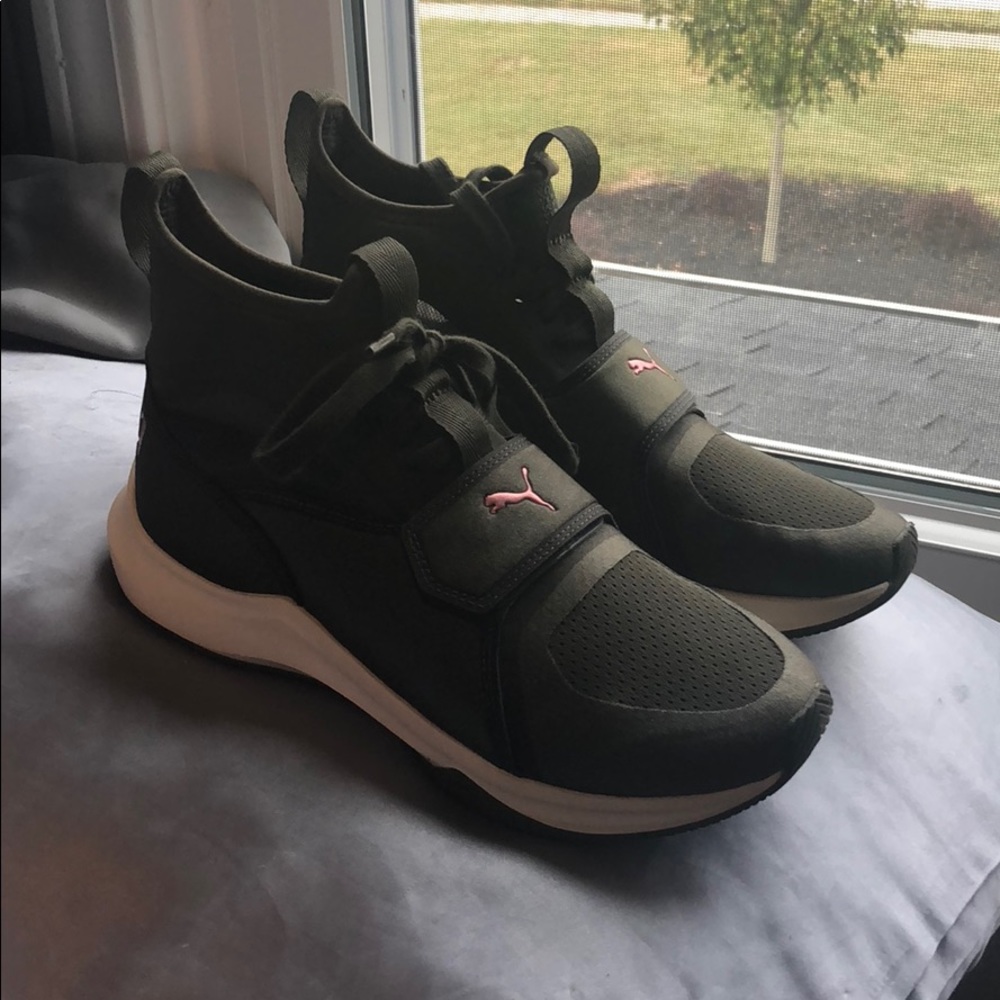 OLIVE GREEN RARE PUMA SNEAKERS!!!